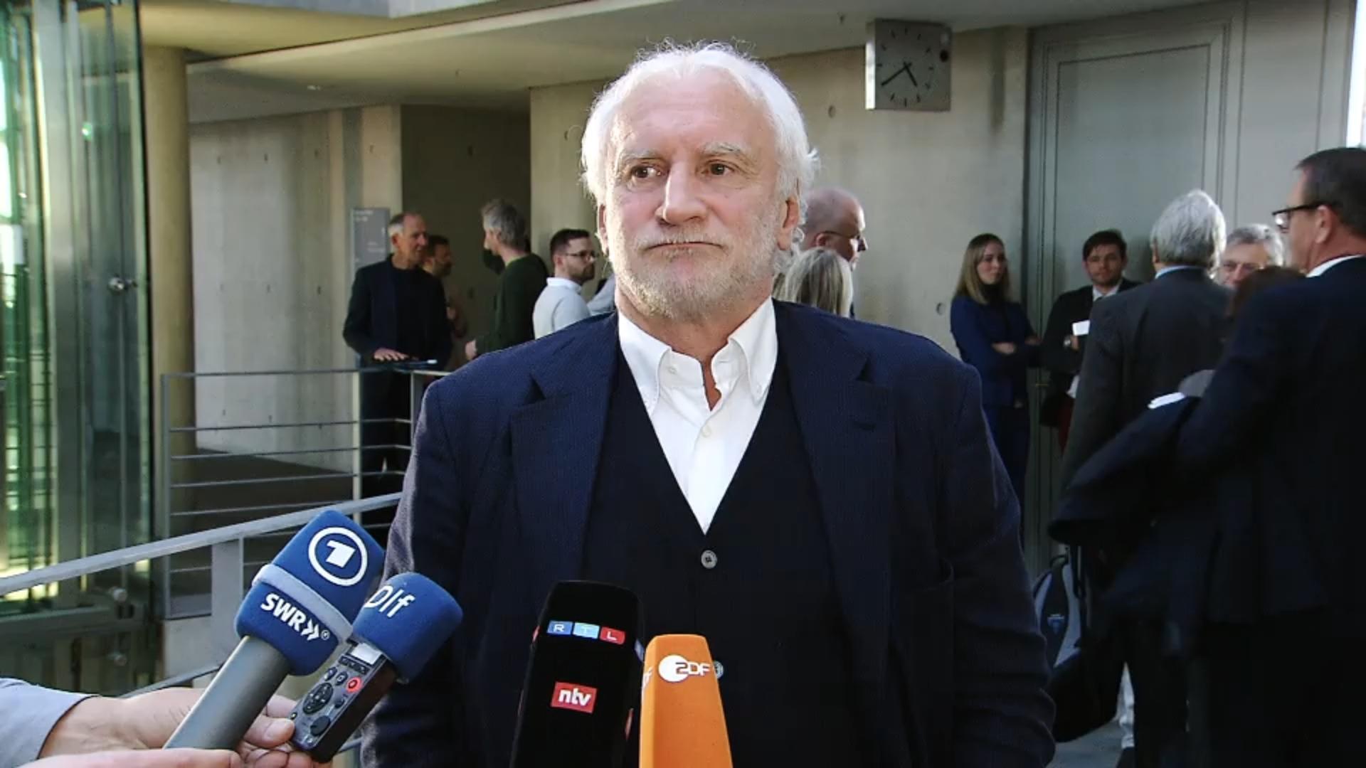 Rudi Völler stellt sich Fragenhagel der Politik "Ich kann nicht mehr, ich habe genug beantwortet"