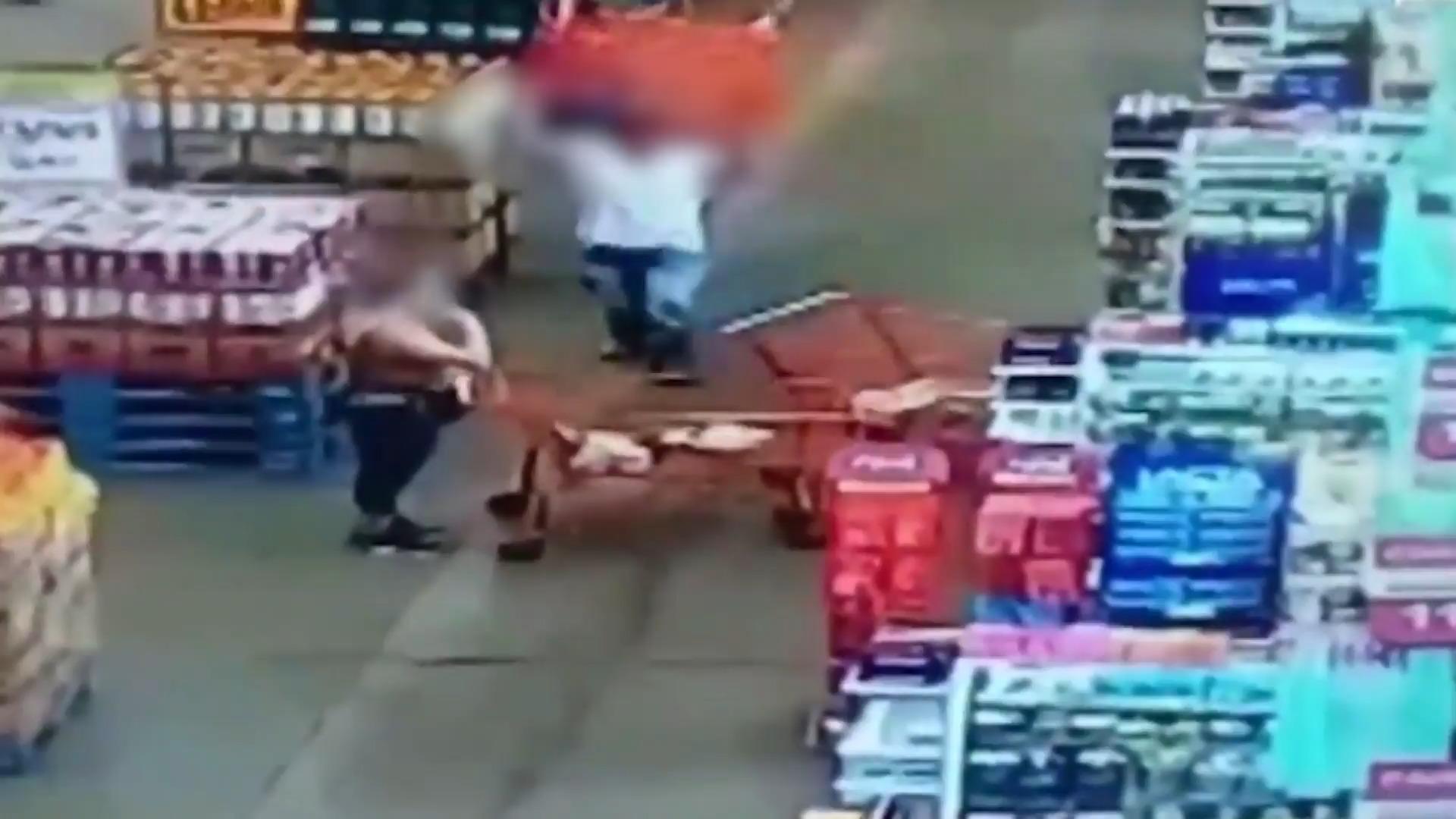 Mann geht mit Einkaufswagen auf Frau los Streit im Supermarkt eskaliert!