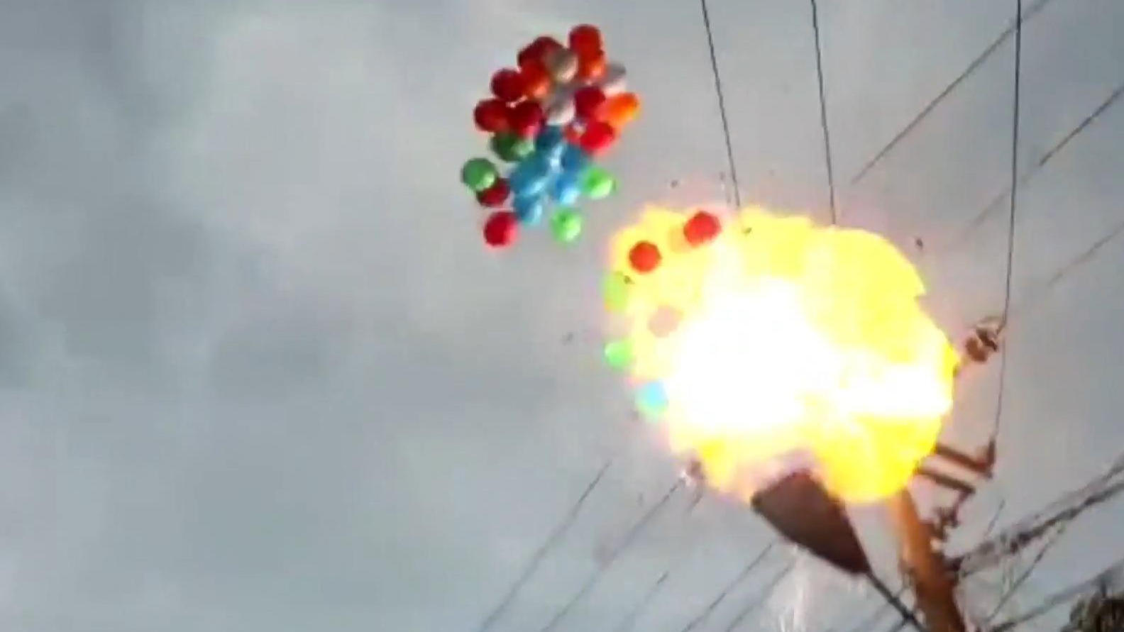 Indonesien: Riesen-Explosion durch bunte Ballons XXL-Feuerball bei Zeremonie