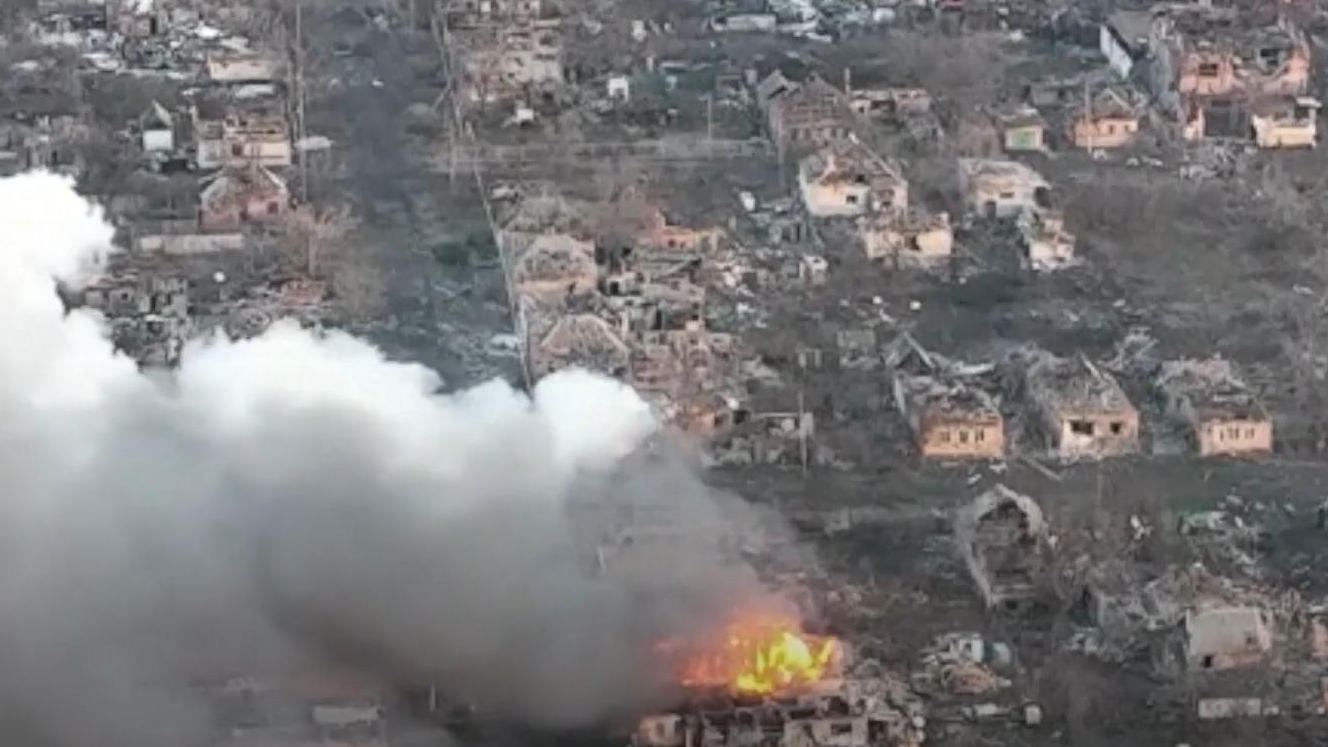 Luftaufnahmen zeigen: Bachmut liegt in Trümmern Brennende Wracks zwischen Ruinen