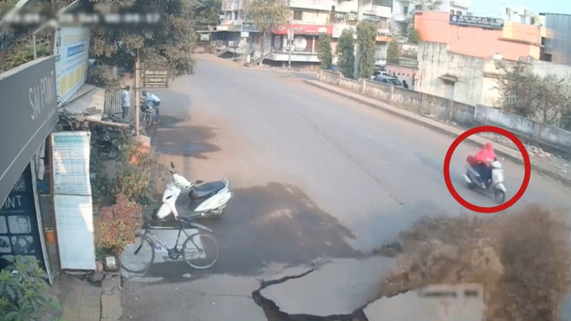Wasserfontäne reißt Rollerfahrerin mit Plötzlich platzen Wassermassen durch die Straße