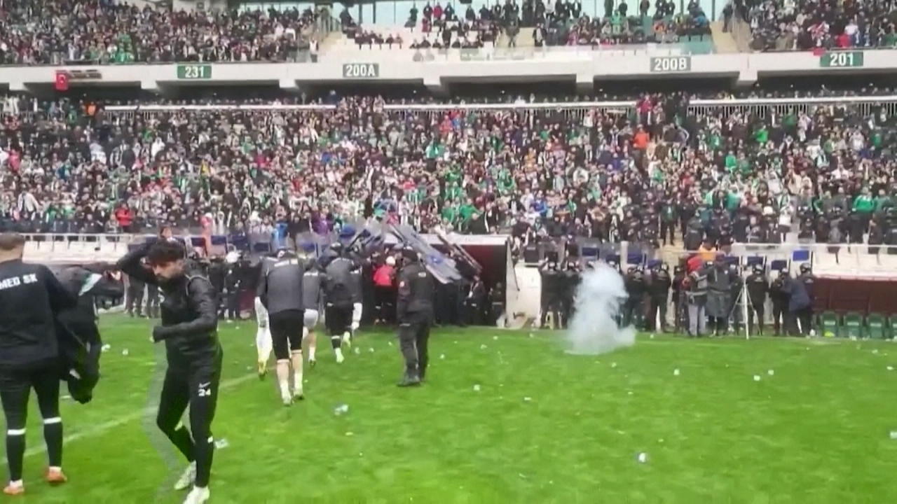 Zuschauer bewerfen Spieler - auch Messer auf Platz gefunden Heftiger Gewaltausbruch im türkischen Fußball