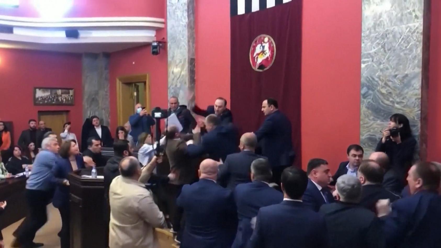 Prügelei im Parlament: Faustkampf um neues Gesetz Kurz, aber heftig