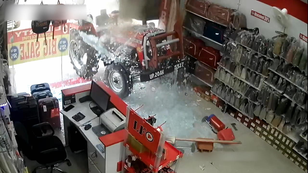 Randale-Traktor crasht Schaufenster Schock für Ladenbesitzer