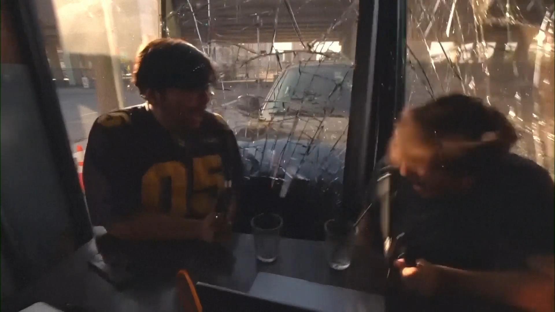 Im Café: Podcaster fast von SUV zerquetscht Auto kracht in  Scheibe