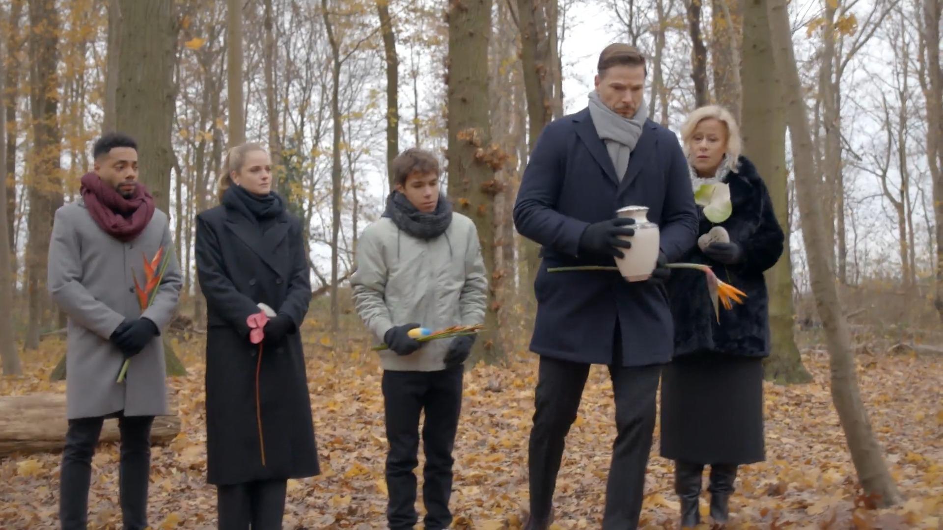 Chris trägt Corinnas Urne zu Grabe „Unter uns“-Folge vom 21.03.23