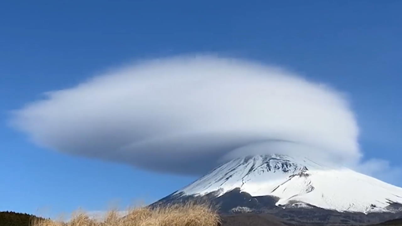 Bizarre Wolkenformation über Mount Fiju Seltene Aufnahmen