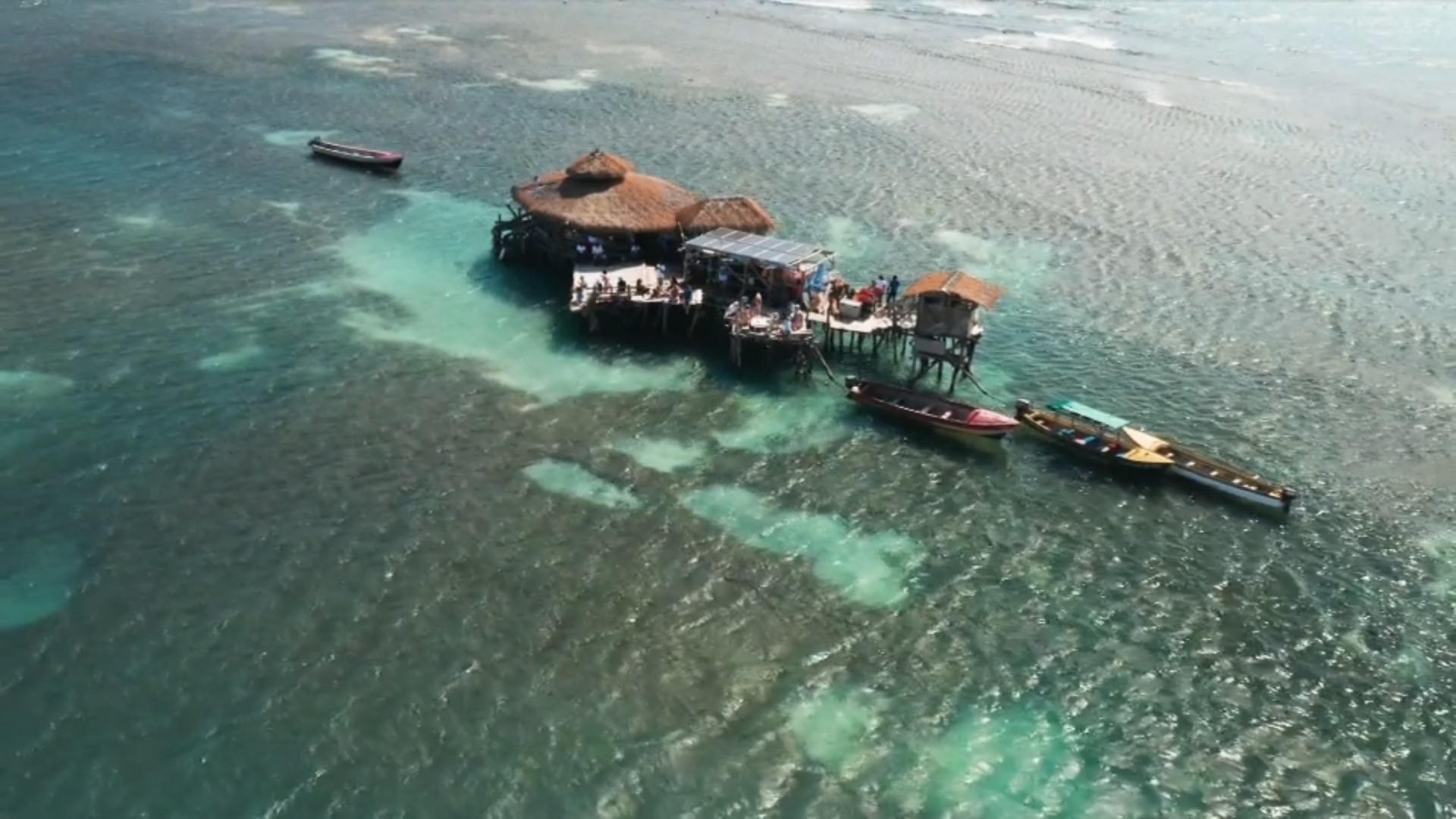 Besuch bei Floyd's schwimmender Pelican Bar Jamaikas exotischste Bar