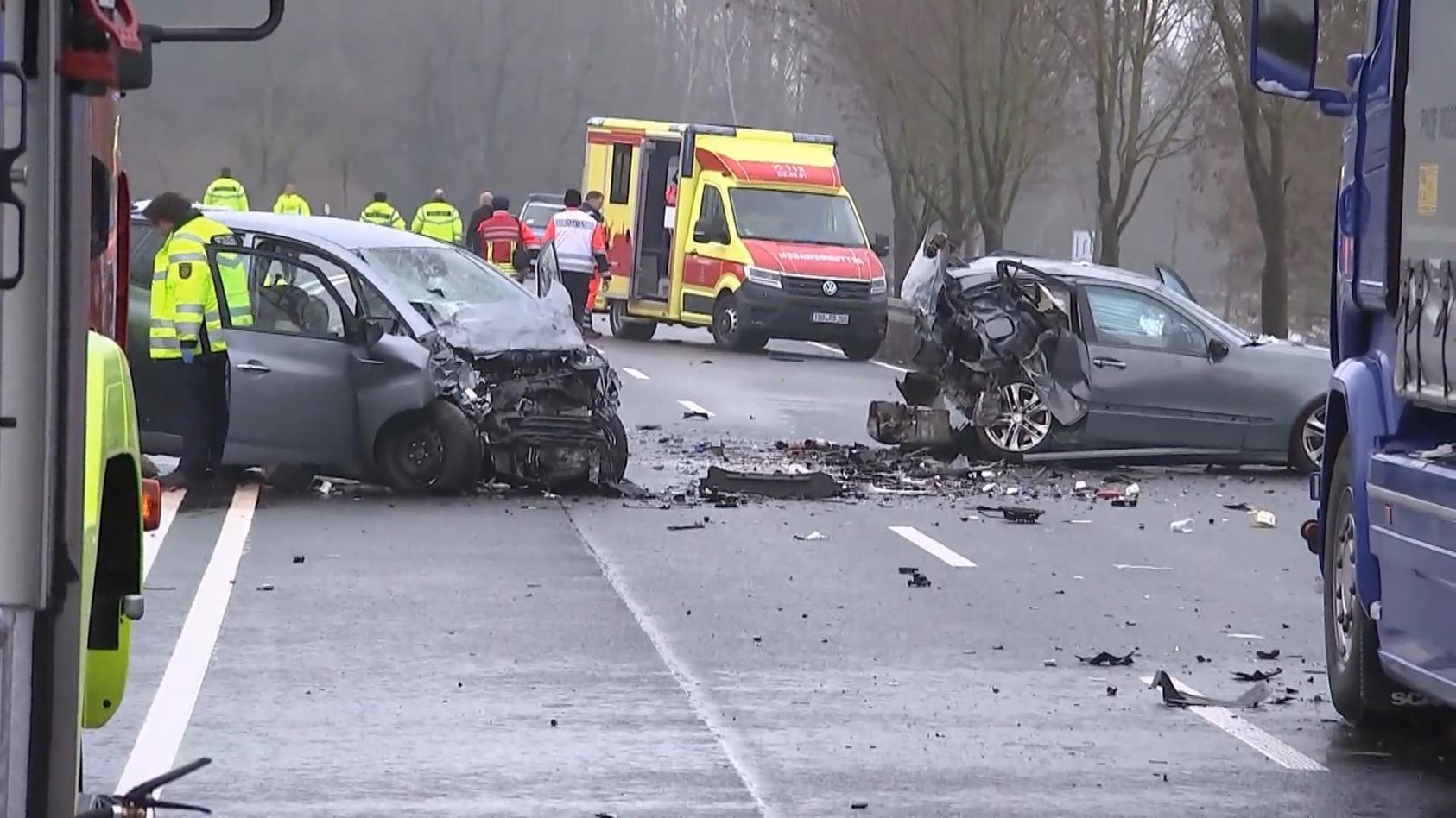 Mindestens drei Tote bei schwerem Unfall in Sachsen Mehrere Fahrzeuge beteiligt