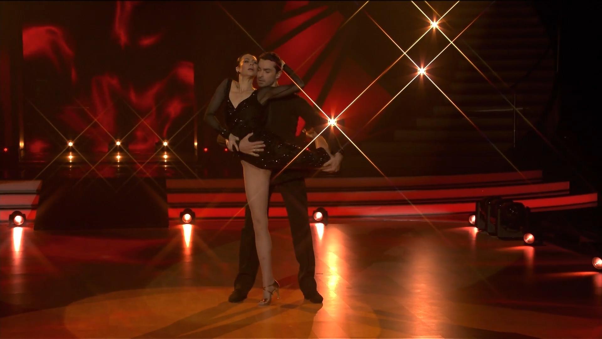 Natalia Egorova staje się uwodzicielką, kiedy tańczy tango "Zatańczmy"Drewniana podłoga