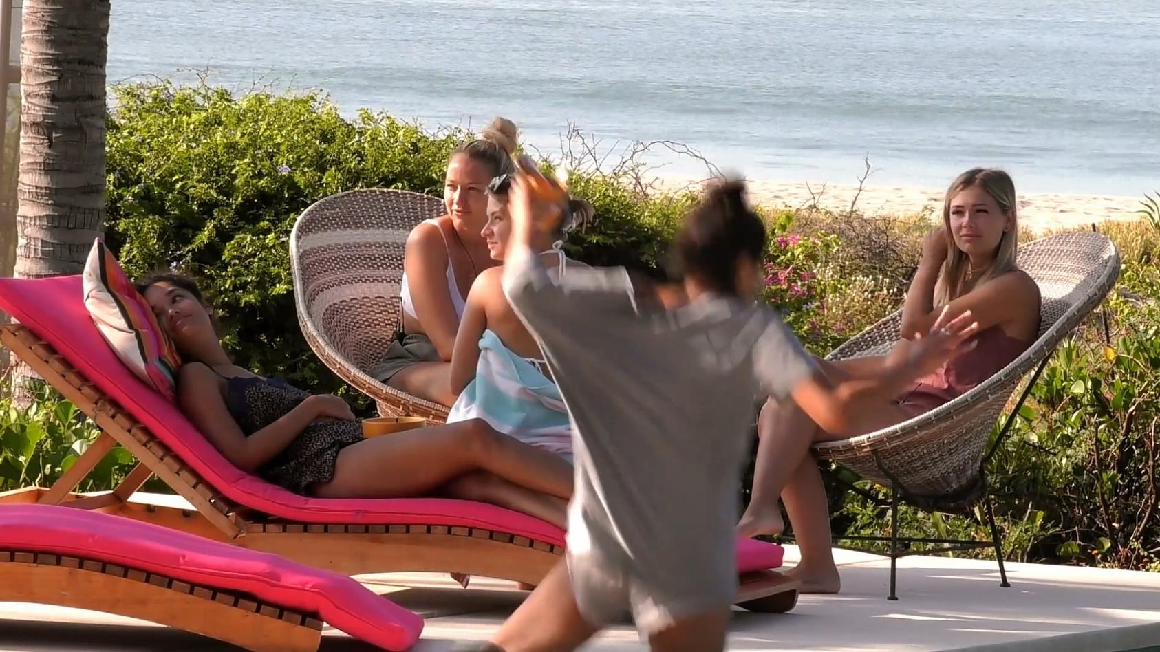 Hier plumpst Yolanda plötzlich in den Pool Bachelor-Kandidatin geht baden