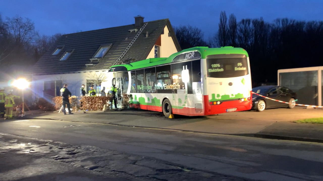 Linienbus rast in Wohnhaus - Busfahrer eingeklemmt Unfall in Castrop-Rauxel