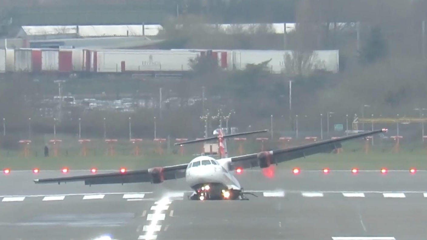 Sturm schüttelt Flugzeug durch! Pilot muss Landung abbrechen Flugzeug dem Sturm ausgesetzt