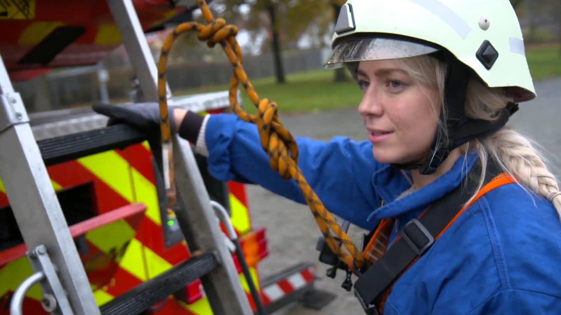 RTL-Reporterin wagt den Feuerwehr-Einstellungstest Nichts für schwache Nerven!