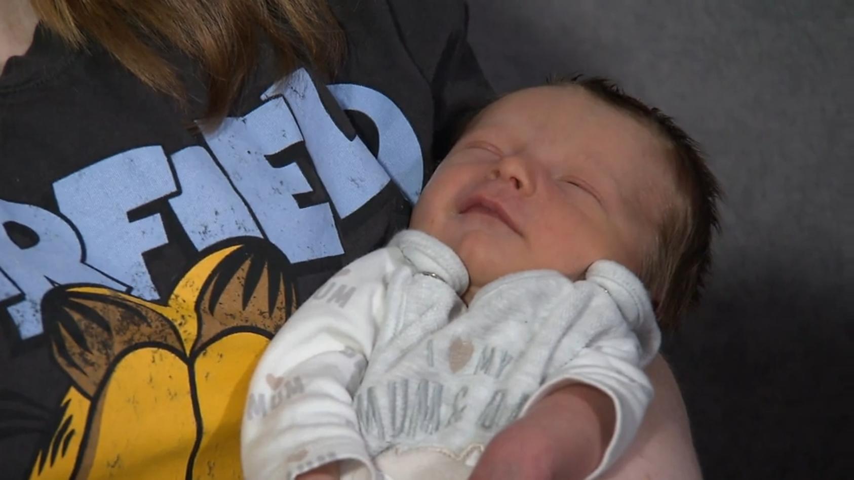 Jennifer (17) bringt Baby Jean-Milo im Auto zur Welt Sturzgeburt im Straßentunnel