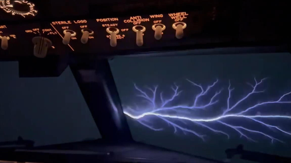 Pilot filmt Plasma-Entladung auf der Windschutzscheibe Das war kein Blitz!