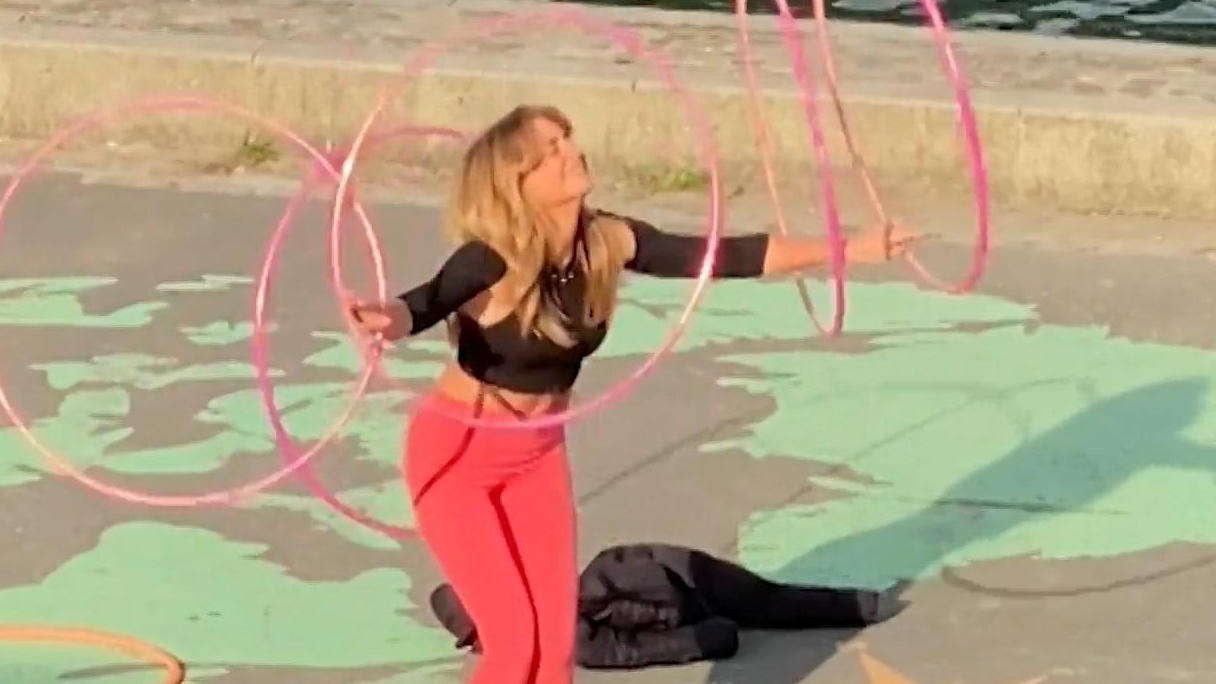Hula-Hoop-Künstlerin mit einzigartiger Po-formance Bei ihr drehen nicht nur die Reifen durch