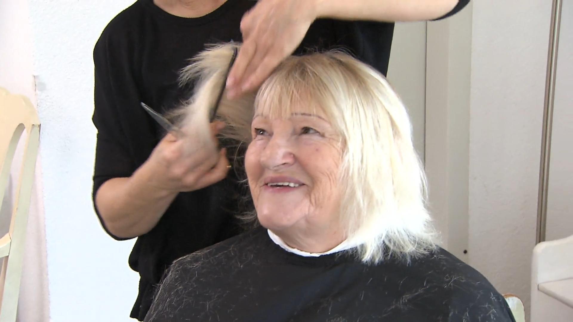 Friseurin Jessica verändert Leben - mit Schere und Kamm Kostenloser Haarschnitt für Bedürftige