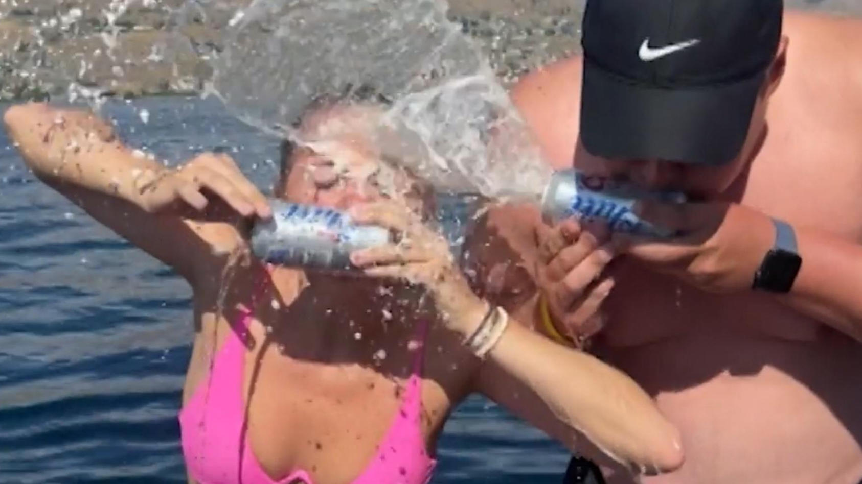 Er täuscht Dosenstechen an und spritzt Freundin ins Gesicht Bier-Bluff