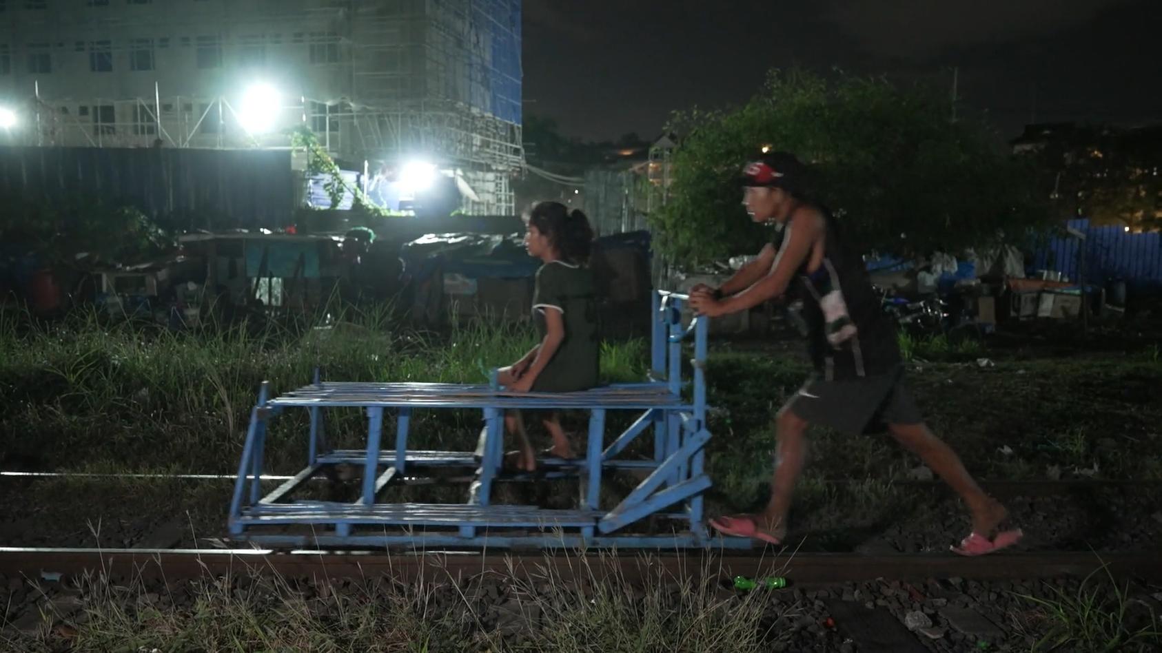 Manila: Warum die Trolley-Boys täglich ihr Leben riskieren Und plötzlich muss es ganz schnell gehen!