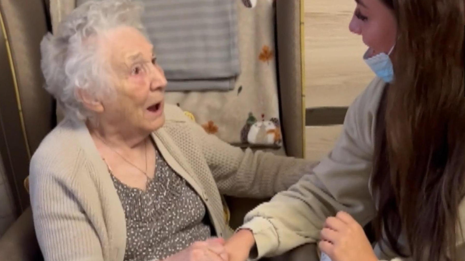 Krebs besiegt: Oma erfährt von der Heilung ihrer Pflegerin "Alles weg!"