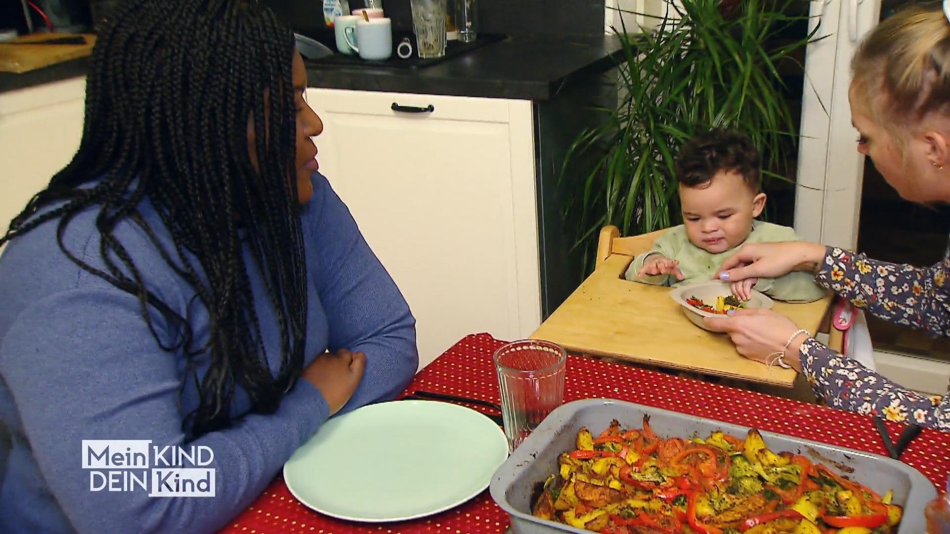 Lena gibt ihrem Sohn alles zu Essen Viel würgt er wieder aus