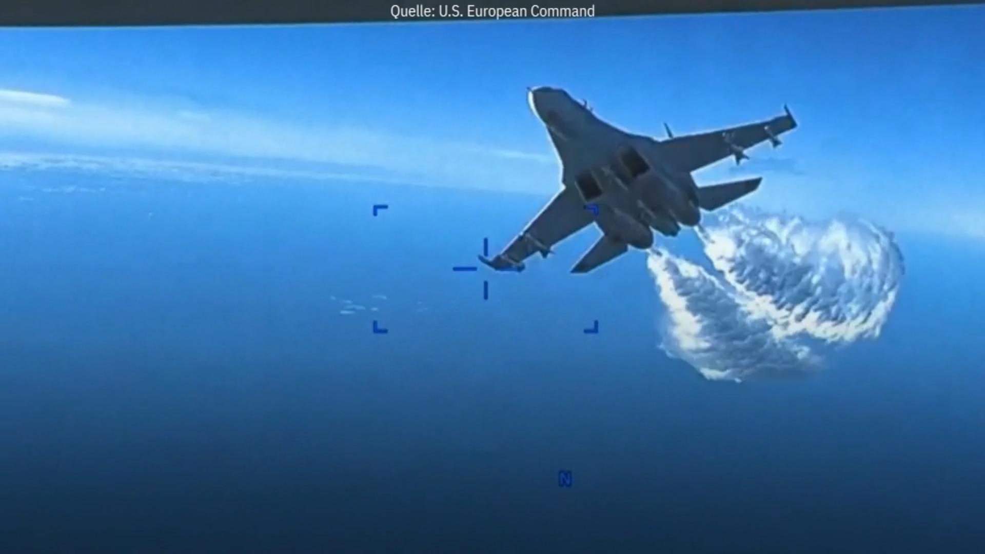Su-27 rast mit geöffnetem Tankventil auf US-Drohne zu Pentagon veröffentlicht Video
