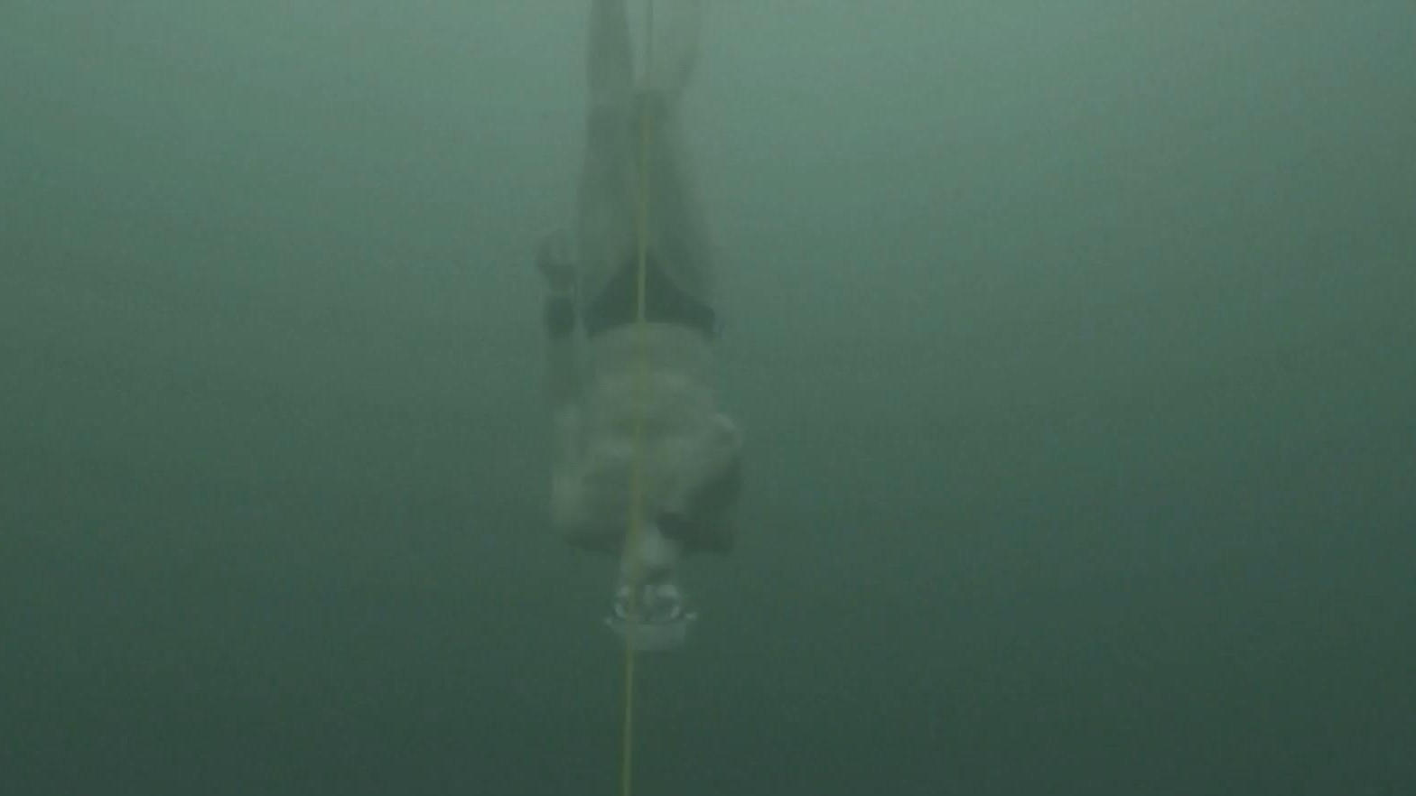 Eistaucher spuckt Blut - und bricht Rekord 52 Meter tief ohne Neoprenanzug