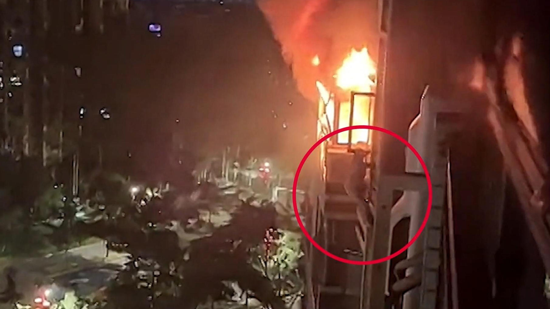 Frau rettet sich aus Fenster vor Flammen in ihrer Wohnung Bange Minuten im 14. Stock