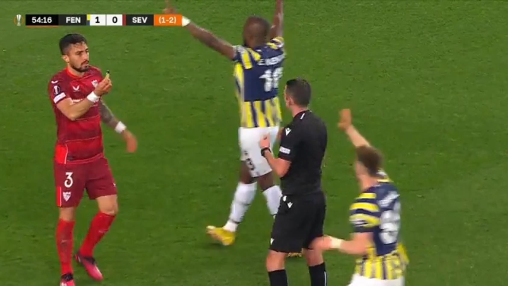 Dutzende Feuerzeuge fliegen: Fenerbahce-Spiel vor Abbruch Keeper von Wurfgeschoss getroffen