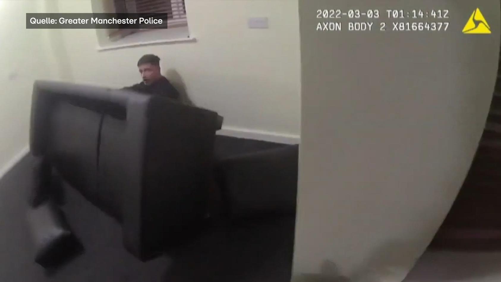 Gangster versteckt sich unter Sofa - die Polizei findet ihn Nicht gerade ein Meisterdieb
