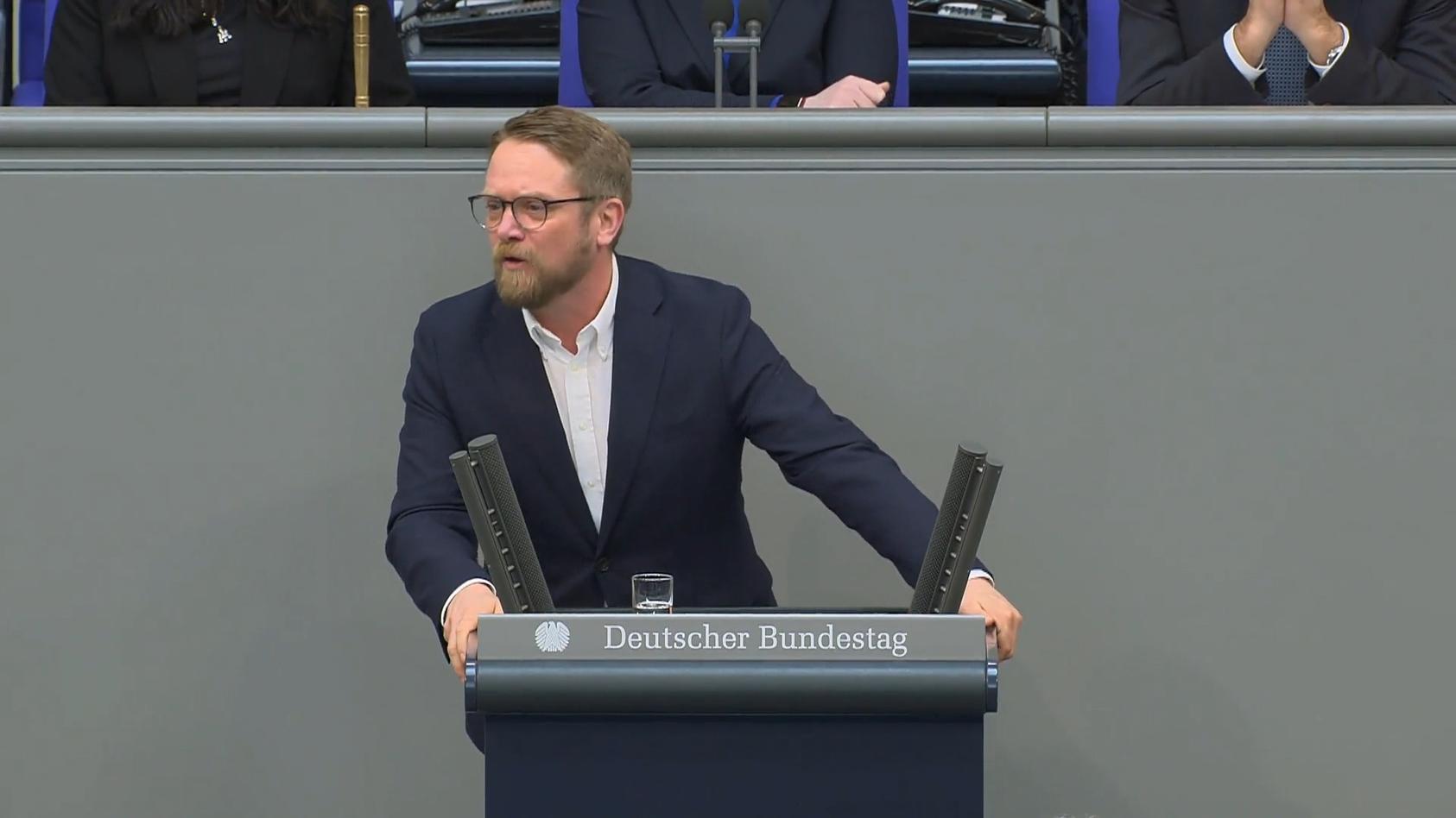 Umstrittene Wahlrechtsreform beschlossen "Hingerotzt" - im Bundestag wurde es hitzig!