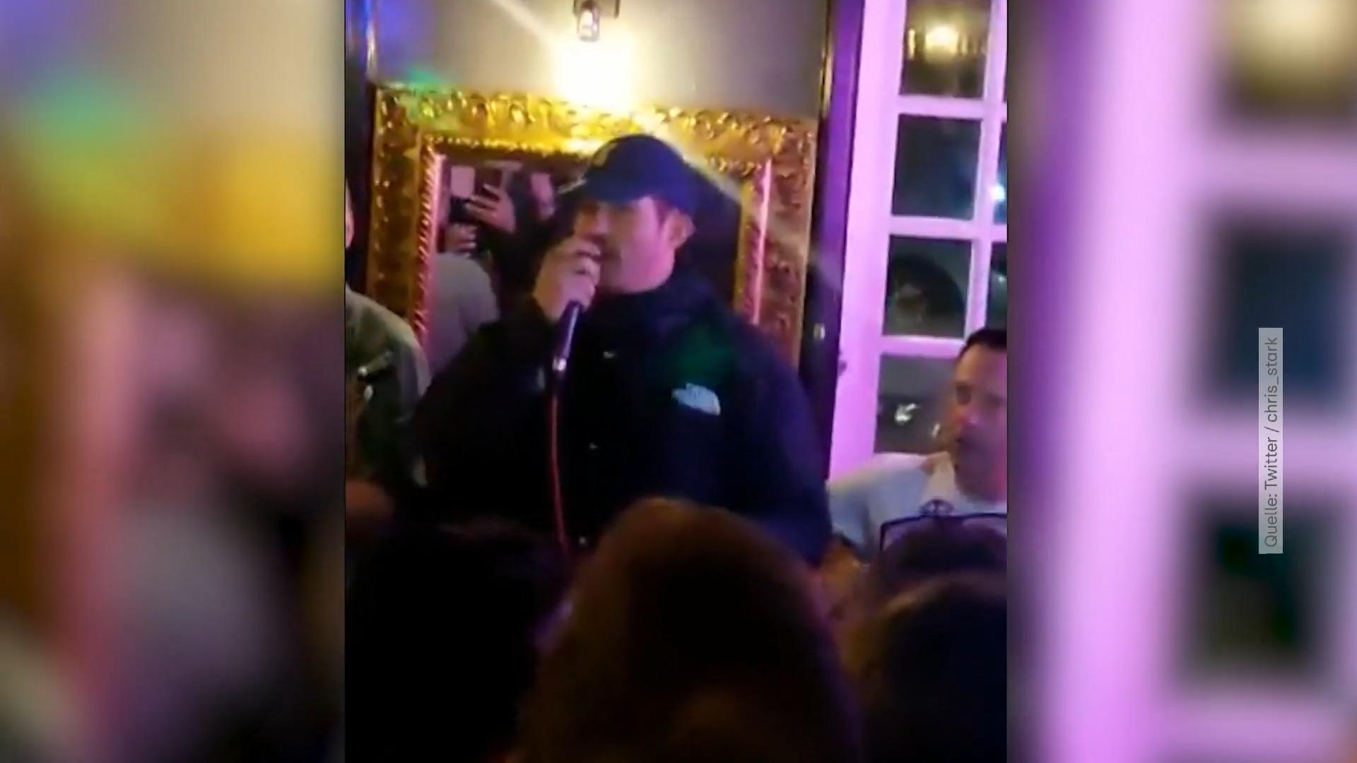 Orlando Bloom singt Karaoke im Pub Mehr laut als schön