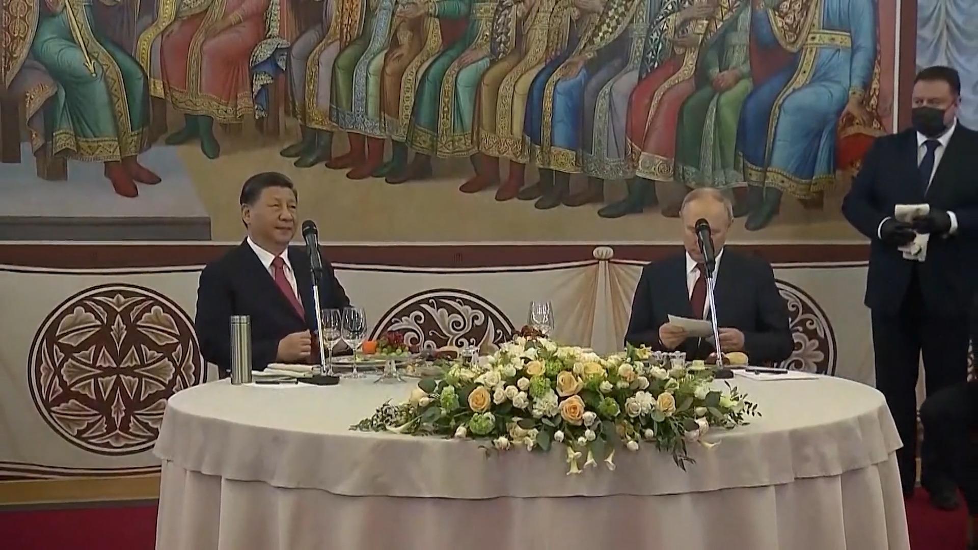China und Russland bestärken Partnerschaft Sie rücken auch am Tisch zusammen