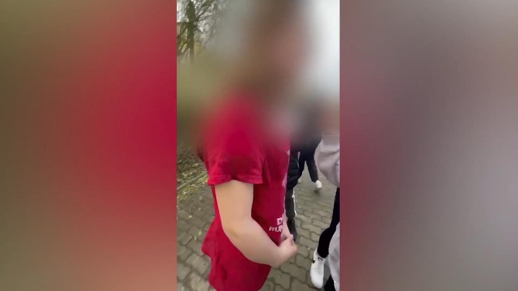 Mädchengruppe foltert 13-Jährige über Stunden Brutales Video zeigt Gewalttat in Heide