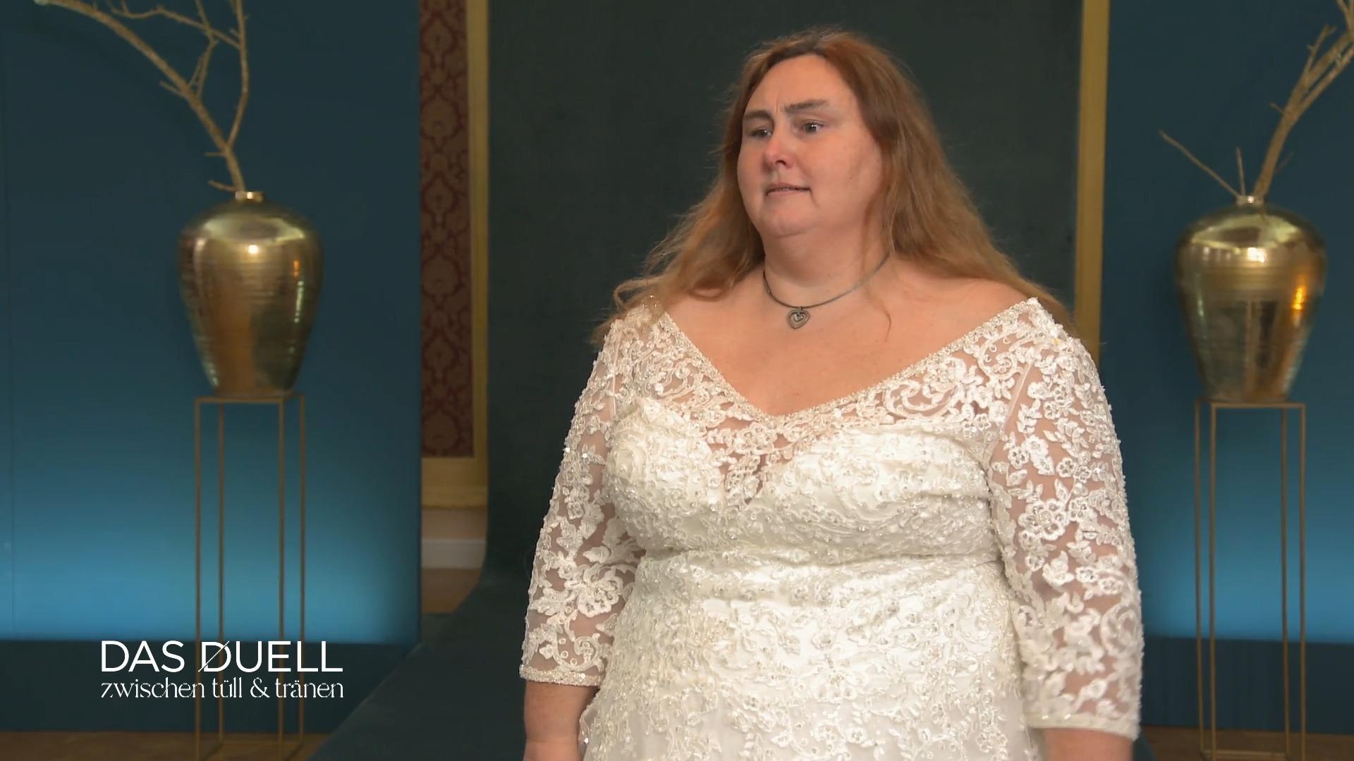 Dieses Kleid soll eine super Figur machen Ausstatterin Manuela