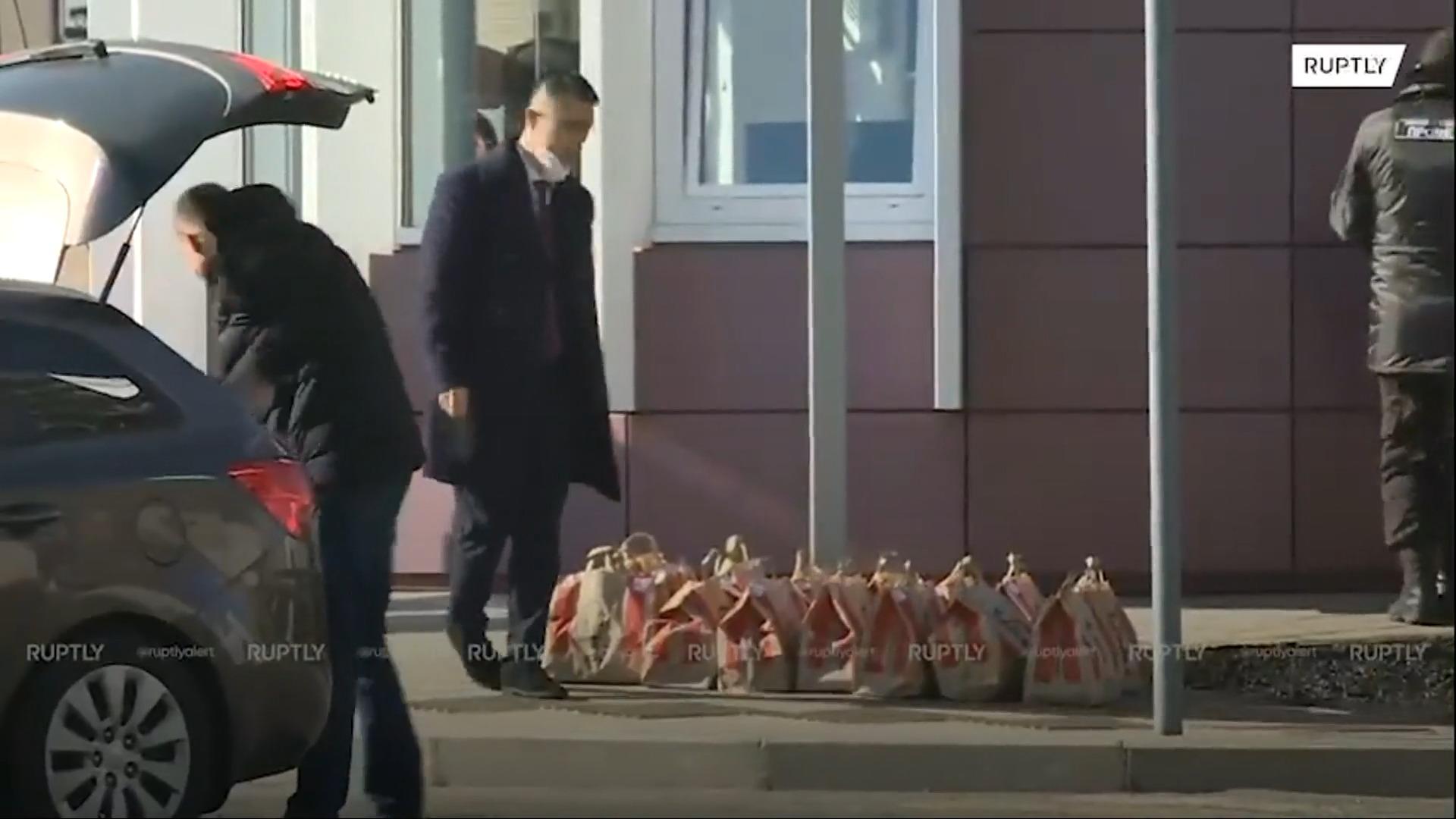 Zu Xis Hotel in Moskau: Lieferanten bringen KFC-Tütenberg US-Fast-Food trotz Boykott?