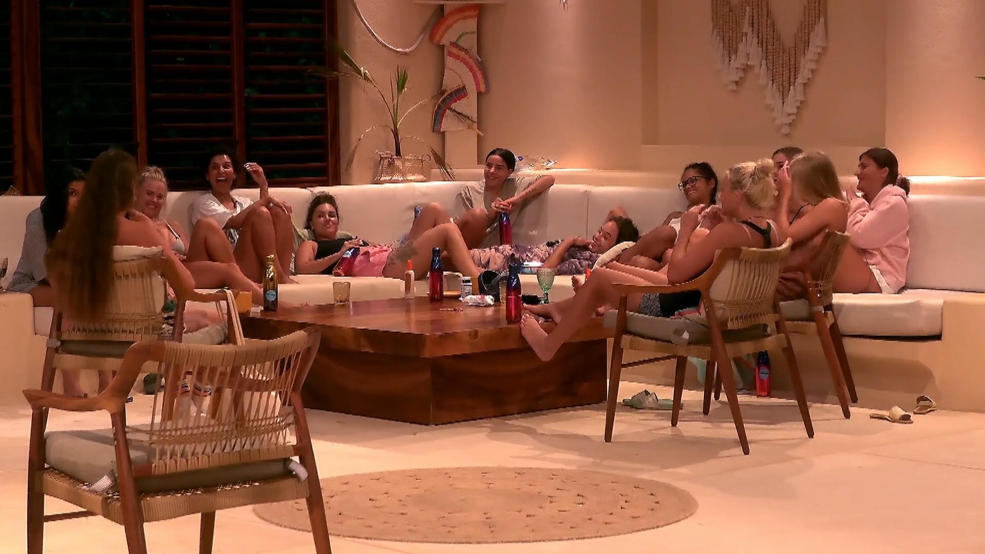 So reagieren die Kandidatinnen auf den ersten Bachelor-Kuss Kreisch-Alarm nach Lisas Date