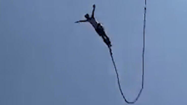 Bungee-Seil reißt - Tourist klatscht aufs Wasser Im freien Fall!