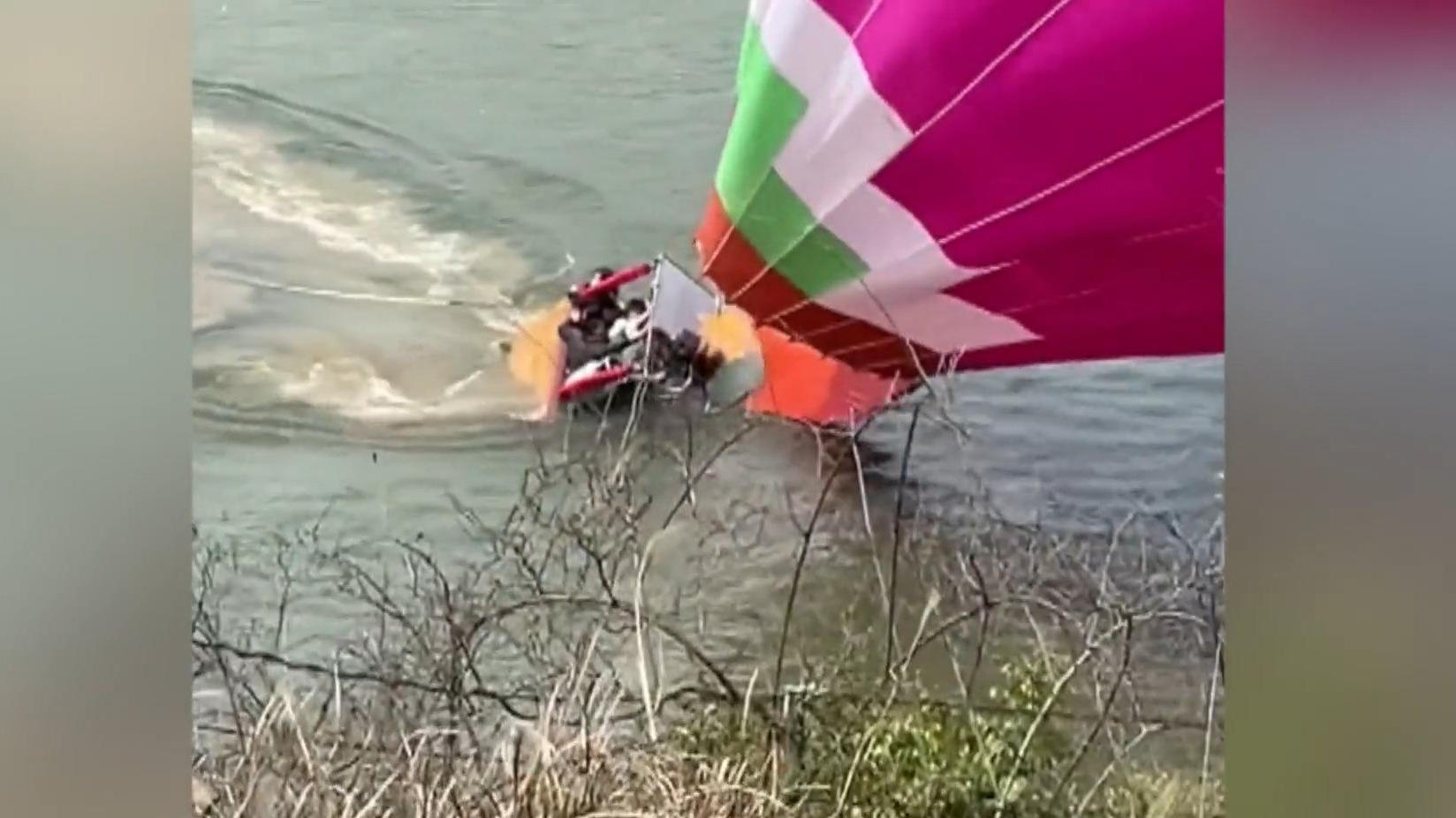 Heißluftballon mit sieben Touristen stürzt ab Pilot verliert die Kontrolle!