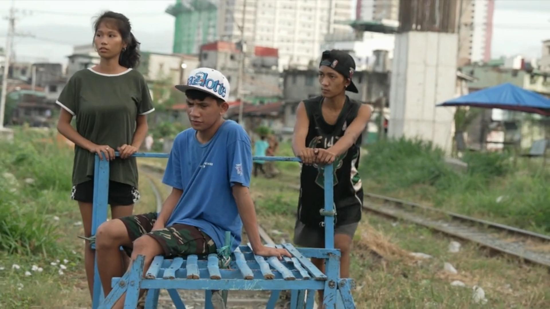Die Trolley-Boys von Manila Ihr gefährliches Leben auf den Eisenbahn-Gleisen