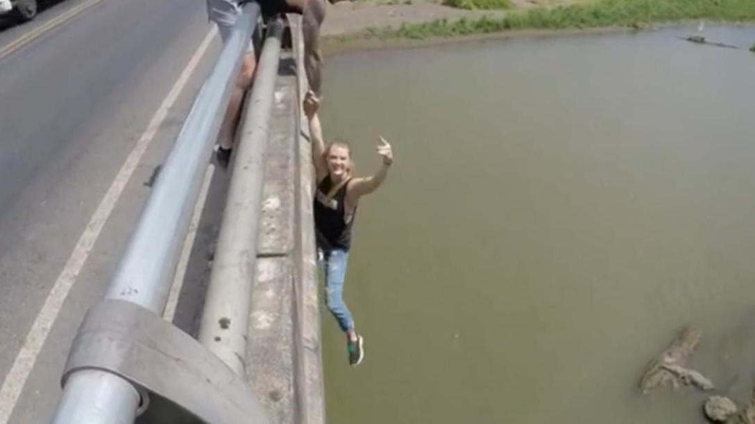 Influencerin riskiert ihr Leben für Foto mit Krokodilen Ohne Sicherung hängt sie von einer Brücke
