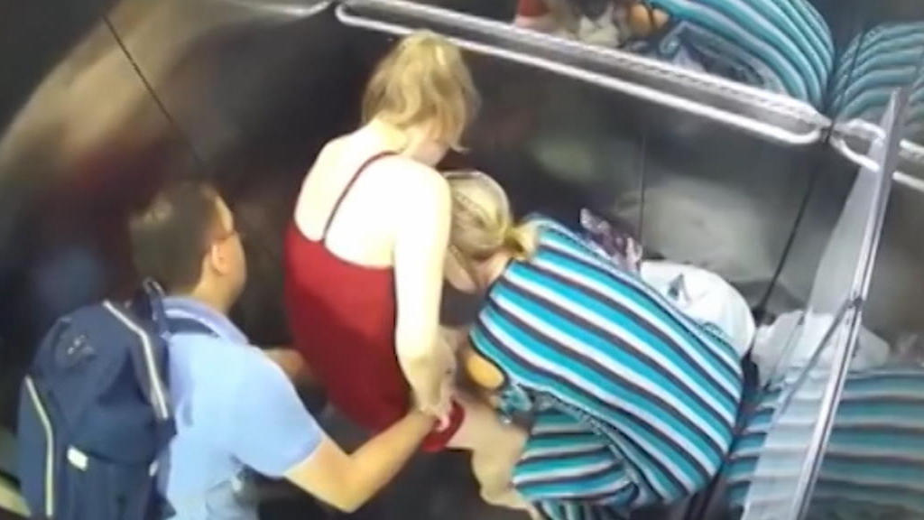 Frau bringt Baby in Aufzug zur Welt Sturzgeburt in Sekunden