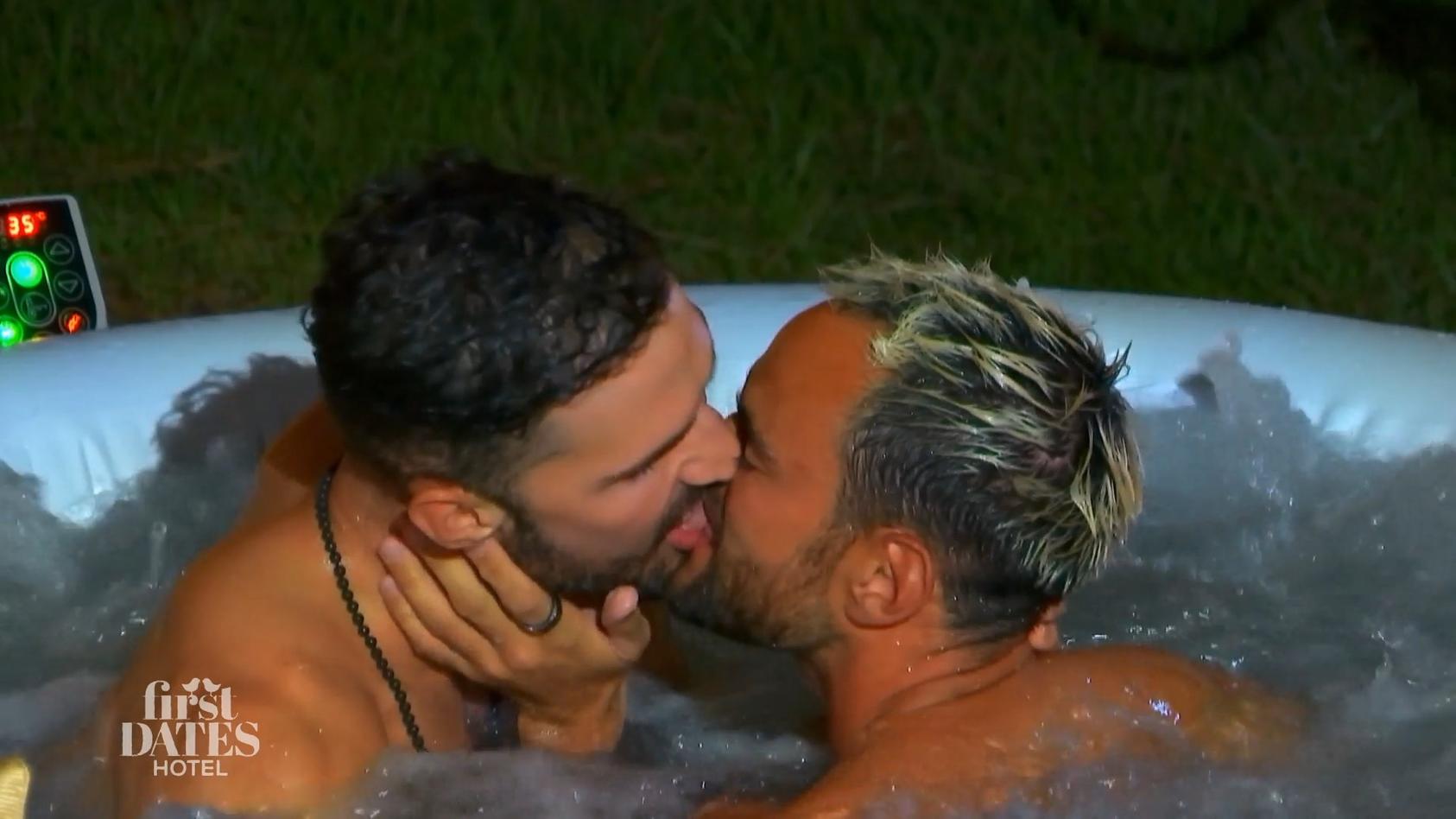 Armin und Peter lassen im Whirlpool nichts anbrennen "First Dates Hotel"
