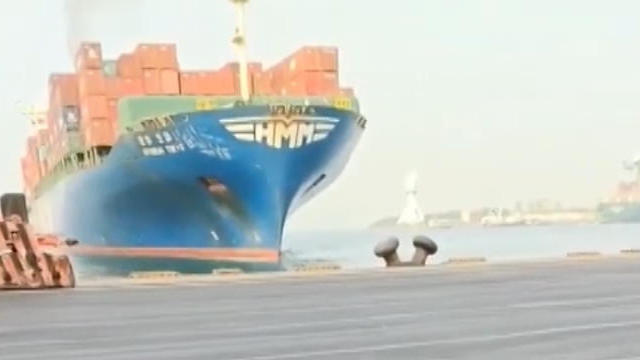75.000-Tonnen-Frachter rammt gegen Hafen Kapitän ist betrunken!