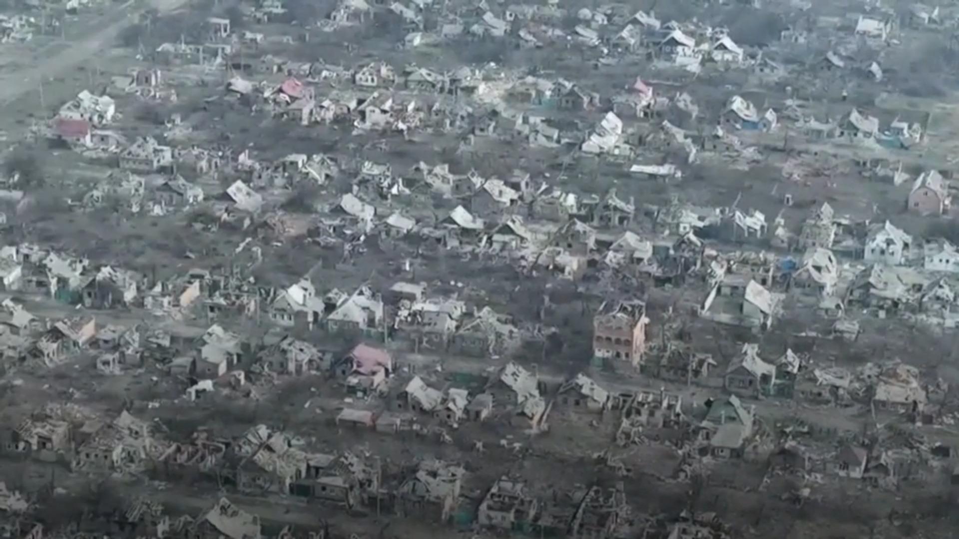 Drohnenflug offenbart Zerstörung in Bachmut Apokalyptische Bilder