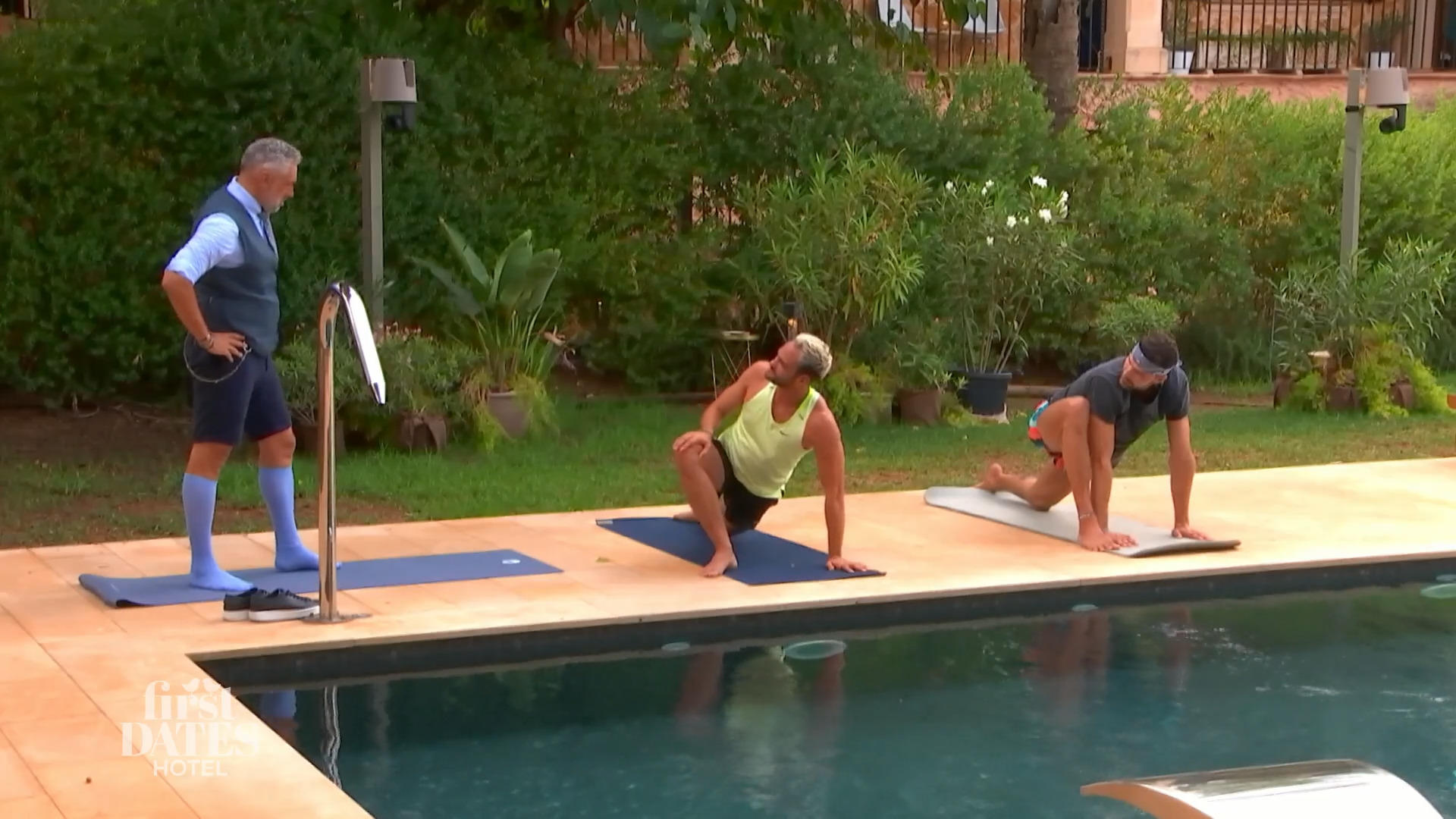 Yogastunde mit Armin und Peter Roland steigt mit ein