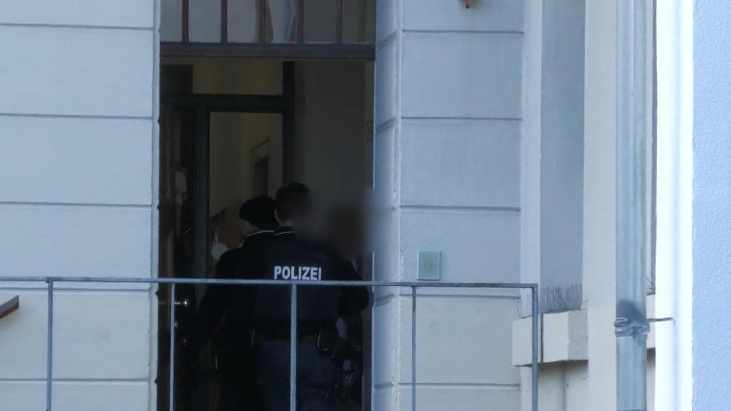 Mann (26) tötet Mitbewohnerin (21) in Neuhof – Festnahme Polizisten fanden blutende und leblose Frau