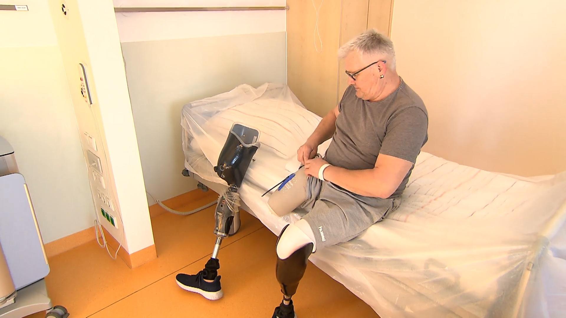 Glücklich mit Prothesen Mann verliert Beine