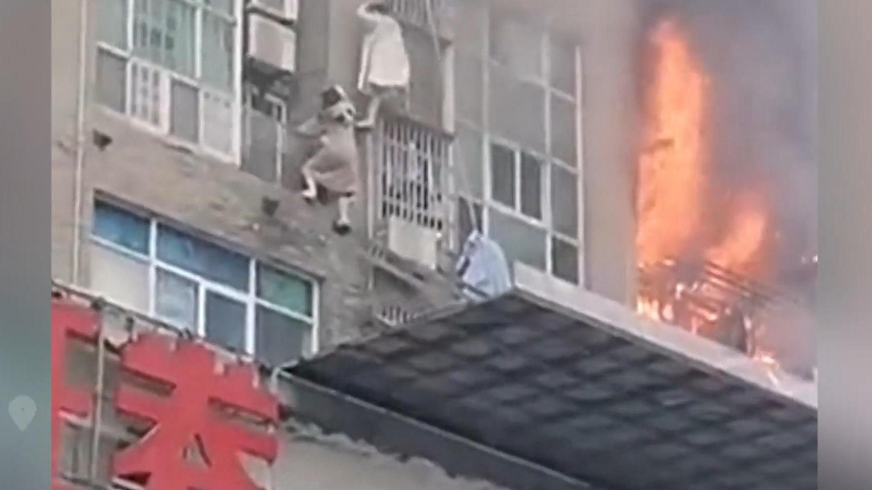 La donna emerge dal grattacielo in fiamme, fuggendo dal mare di fiamme!